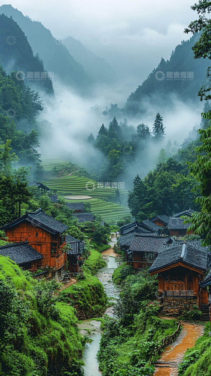 高清大图下载【趣麦麦图】稻田山村云雾缭绕