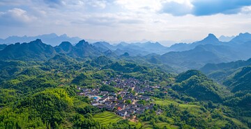 远山绿林古村景