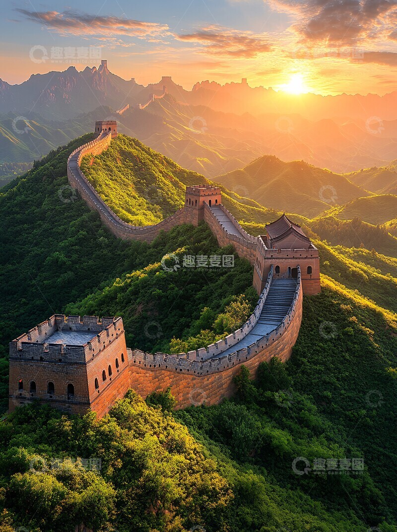 长城与夕阳下的绿意