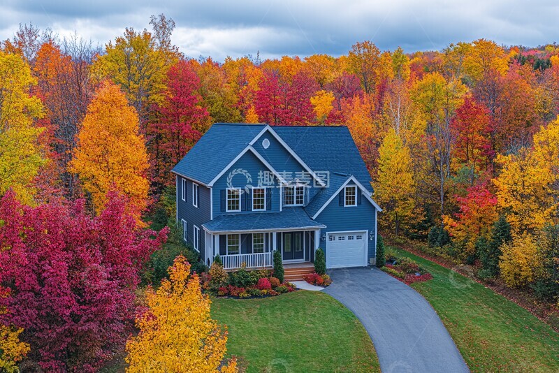 高清大图下载【趣麦麦图】秋叶环绕的灰蓝屋2