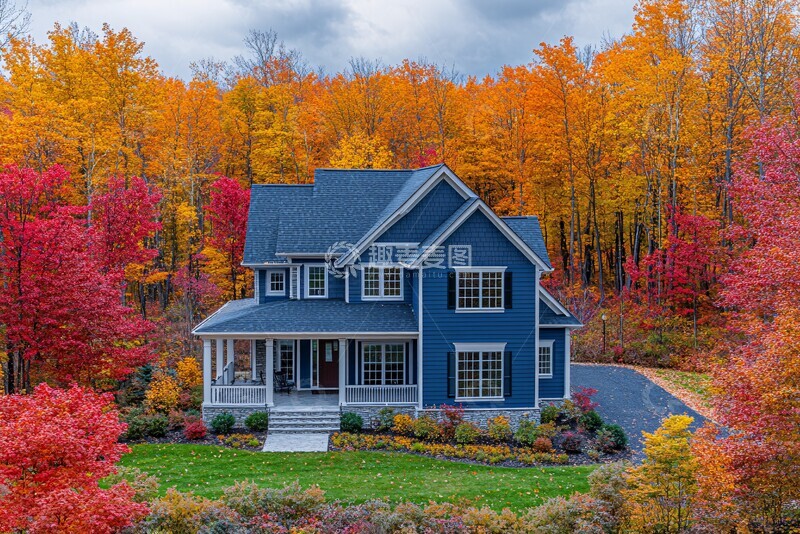高清大图下载【趣麦麦图】秋叶环绕的灰蓝屋