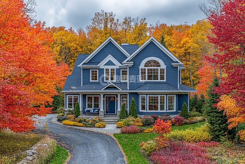 高清大图下载【趣麦麦图】秋叶环绕的灰蓝屋1