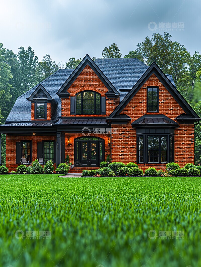 高清大图下载【趣麦麦图】红砖房前洒水场景1