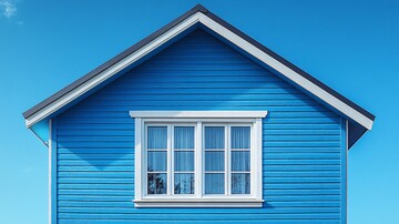 美式屋顶蓝天背景