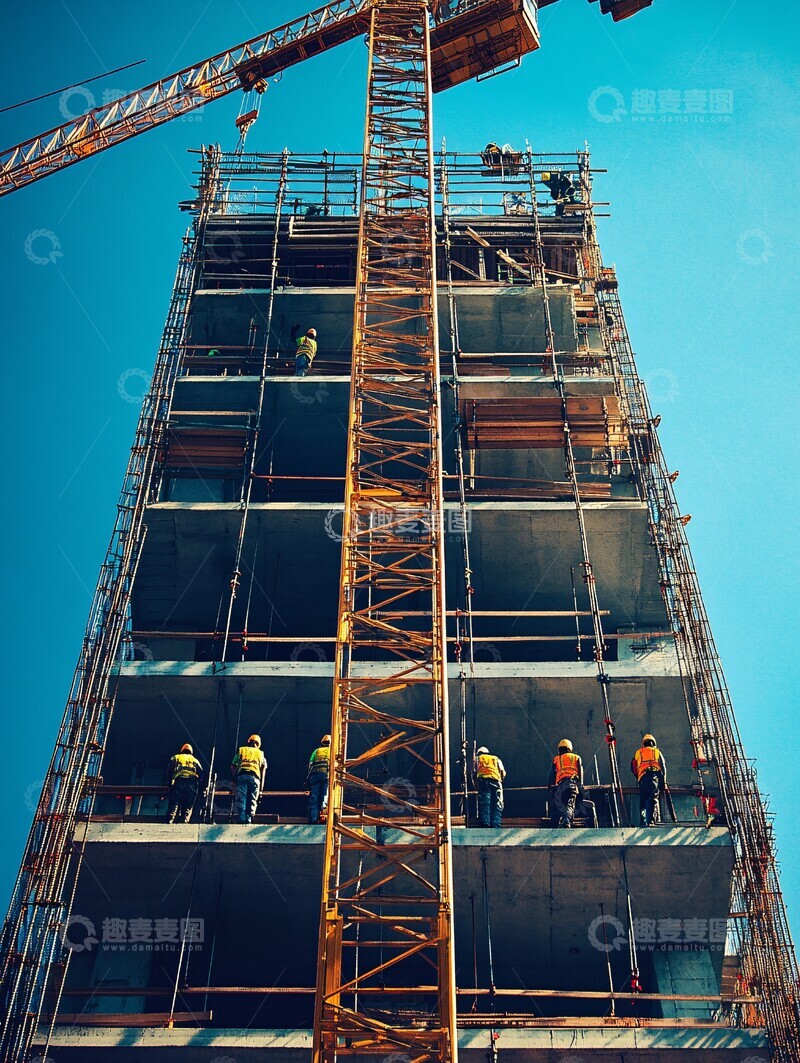 高清大图下载【趣麦麦图】吊车与工人施工1