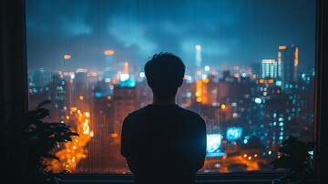 亚洲男子窗前景