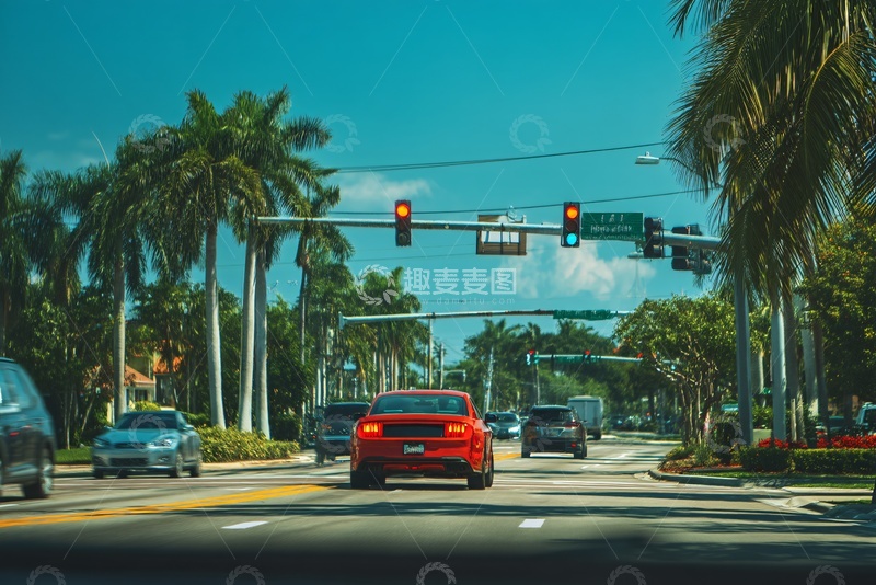 高清大图下载【趣麦麦图】-马路上行驶的多辆汽车632