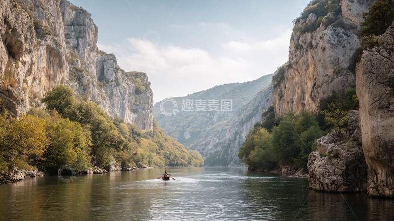 高清大图下载【趣麦麦图】-峡谷河流中的小船风景165