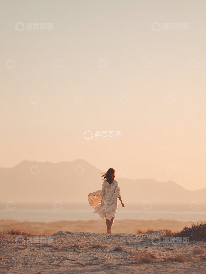 高清大图下载【趣麦麦图】-女子于黄昏沙滩漫步的美丽景象263