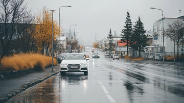 雨中街道上行驶的白色汽车737