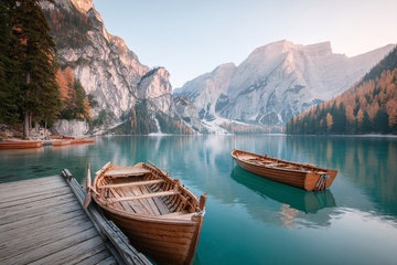 湖畔木船与壮丽山景538