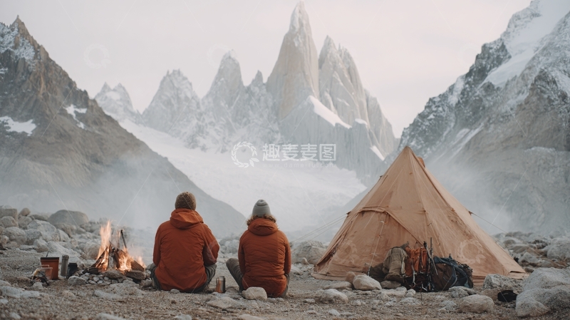 高清大图下载【趣麦麦图】两人在雪山露营的温馨场景888