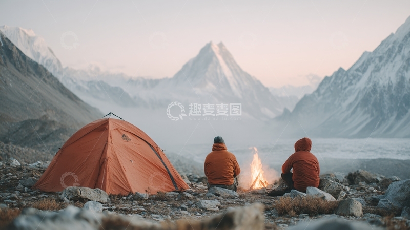 高清大图下载【趣麦麦图】户外露营的两人与壮丽山景445