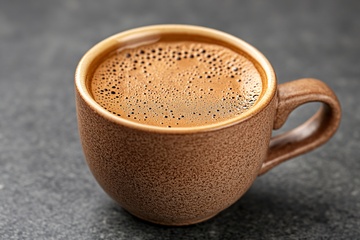 棕色陶瓷杯中的热咖啡956