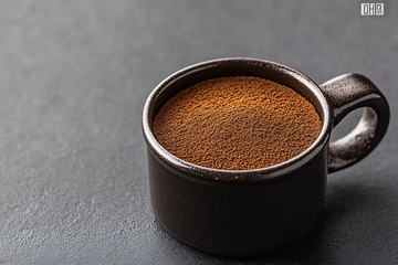 装满咖啡粉的深色杯子274