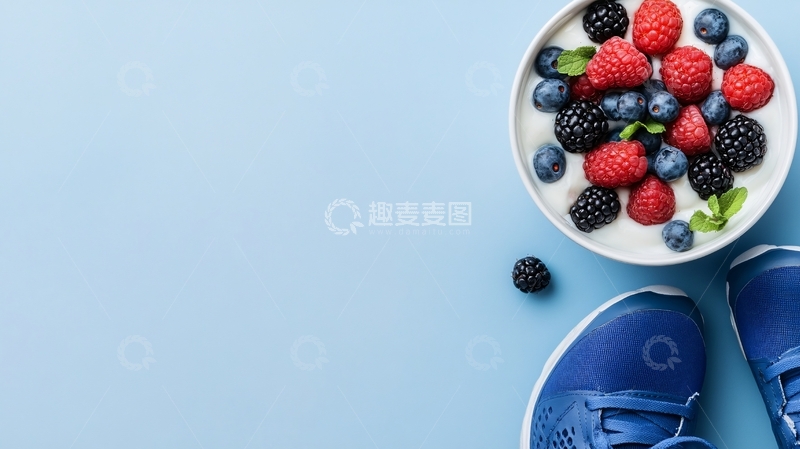 高清大图下载【趣麦麦图】-蓝色背景下的水果与运动鞋989
