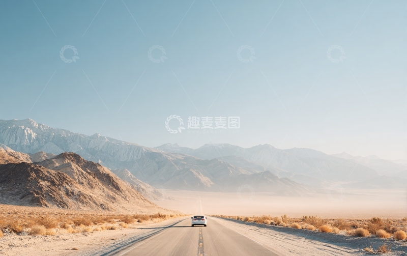 高清大图下载【趣麦麦图】-公路上行驶的车辆与远山景色126