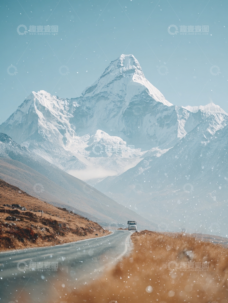 高清大图下载【趣麦麦图】-雪山下公路上行驶的车辆153