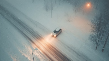 雪夜中行驶的车辆322