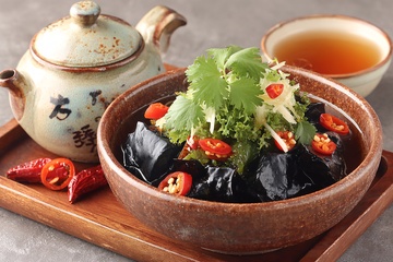 中式菜肴与茶具的组合200