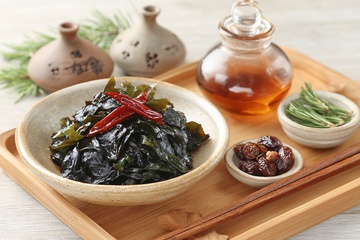 木制托盘上的中式美食与调料827