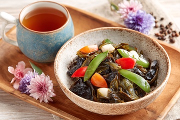 木制托盘上的茶饮与菜肴514