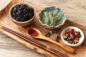 木制托盘上的食材与调料287