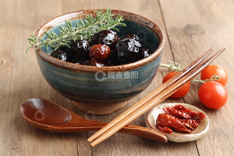 高清大图下载【趣麦麦图】木桌上的碗装食物与餐具658