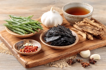 木制托盘上的多样食材543