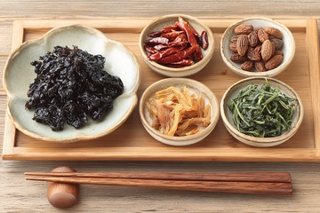 木制托盘上的多样食材173
