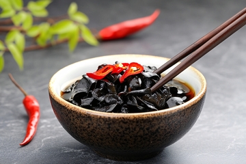 碗中泡发木耳配红辣椒458
