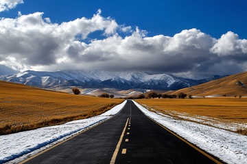 雪山下的开阔公路美景416