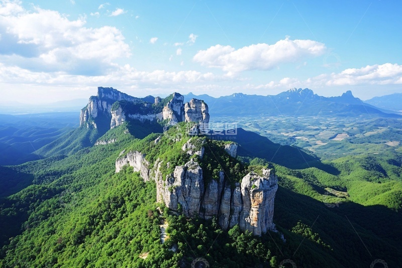 高清大图下载【趣麦麦图】壮丽山峰与广袤绿野景观729