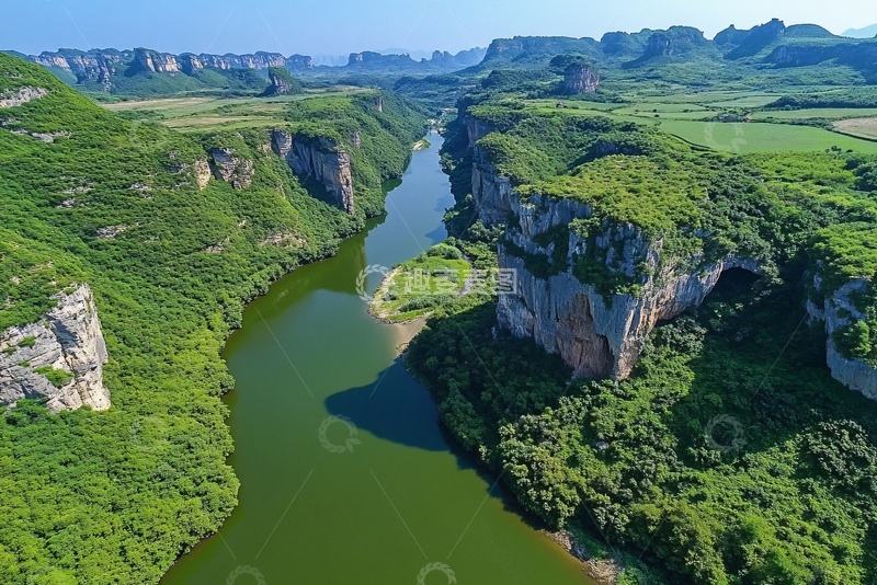 高清大图下载【趣麦麦图】壮丽峡谷间的蜿蜒河流景观443