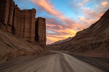 夕阳下的荒漠公路与岩壁718