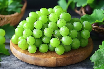 木盘上的青葡萄338
