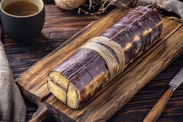 木板上的特色食物与茶具842