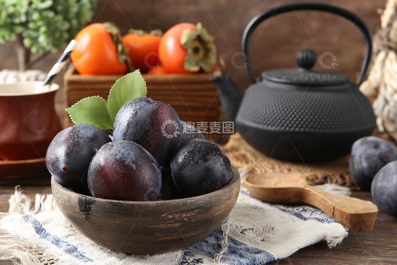 高清大图下载【趣麦麦图】-木碗中紫李与茶具静物组合027