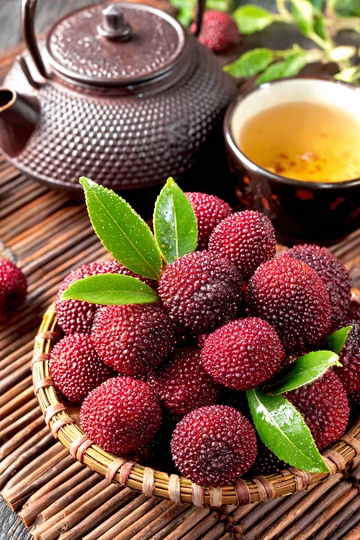 竹篮中的新鲜杨梅与茶具439