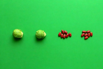 绿色背景上的蔬菜与红果123