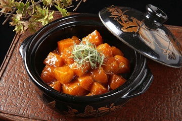 砂锅中的美味菜肴030