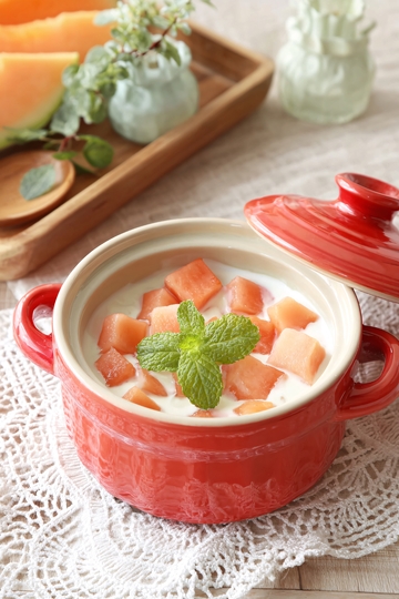 红色容器装的水果牛奶饮品280