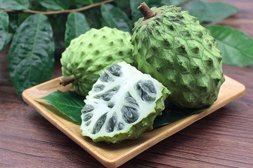 木盘上的释迦果及其切面286