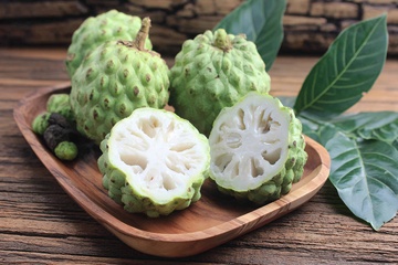 木盘上的释迦果及叶片906