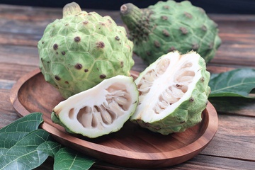木盘上的释迦果及切片709