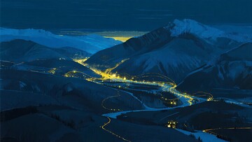 夜晚雪山下的城镇灯光景观974