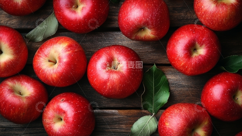 高清大图下载【趣麦麦图】新鲜红苹果排列在木质背景上