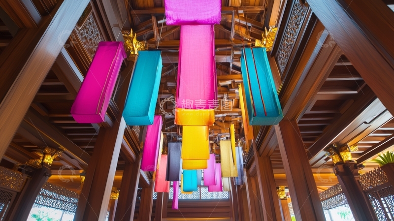 高清大图下载【趣麦麦图】传统建筑内悬挂的彩色装饰柱