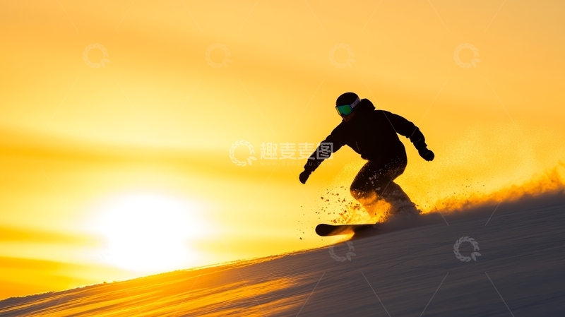 高清大图下载【趣麦麦图】夕阳下雪地滑行的滑雪者
