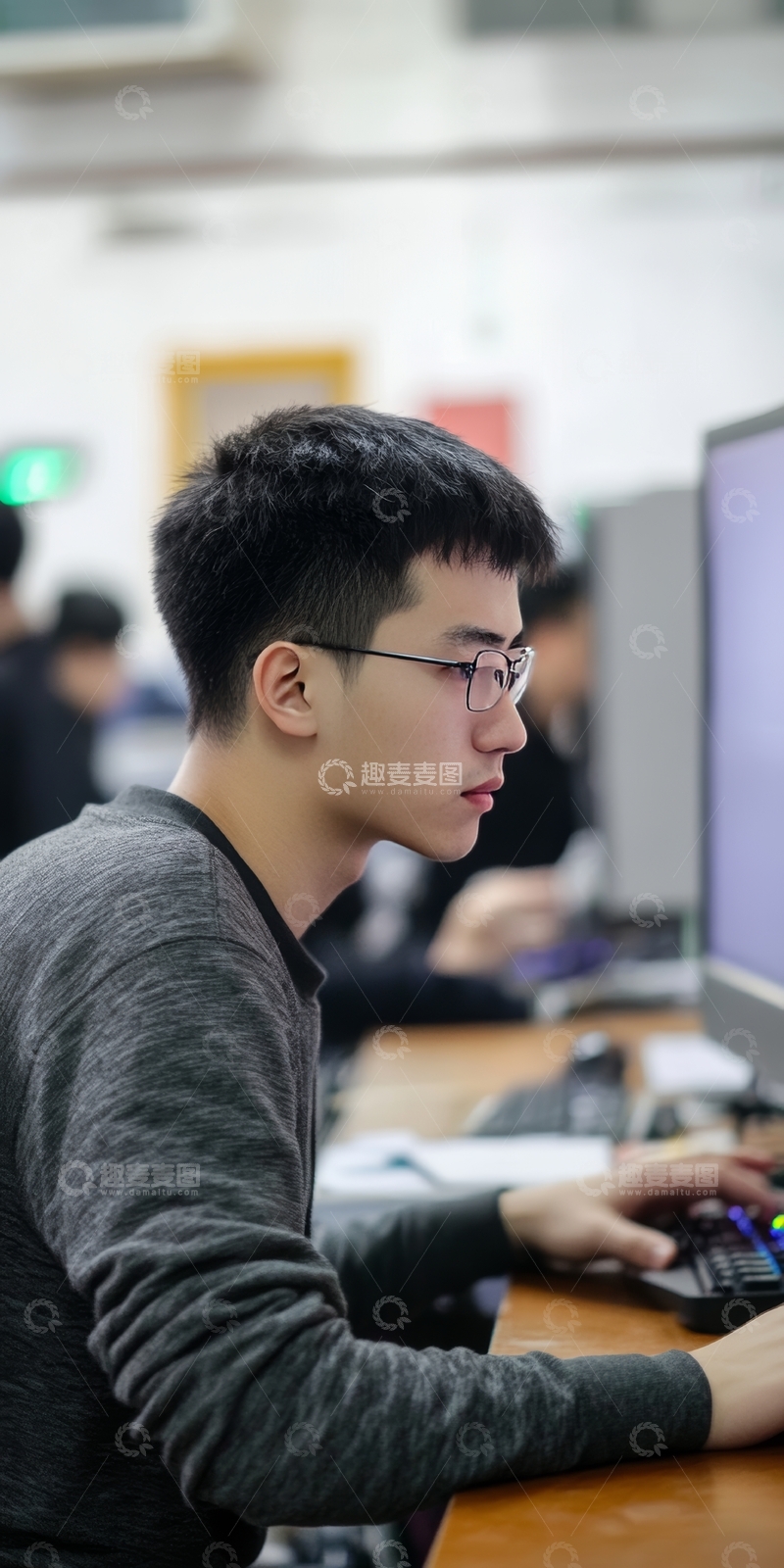 高清大图下载【趣麦麦图】年轻人专注使用电脑